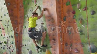 攀岩运动活动概念：攀岩者上墙。 室内攀岩运动活动概念：人工攀岩者
